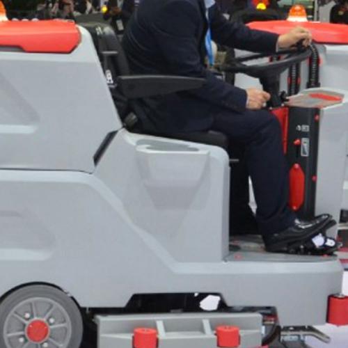 Polyurethane roller tire for floor scrubber